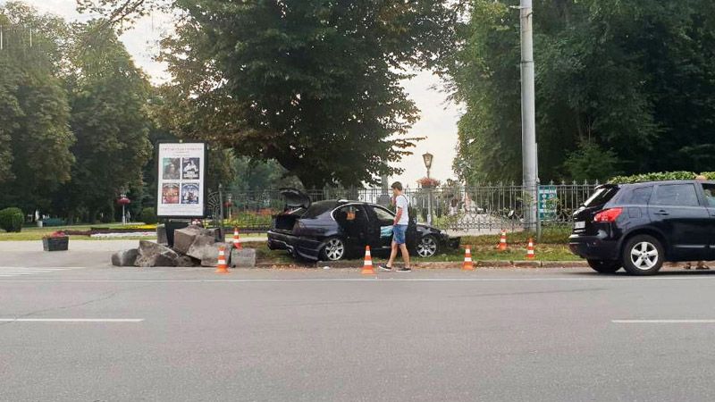 У Полтаві п’яний водій BMW протаранив огорожу Корпусного парку