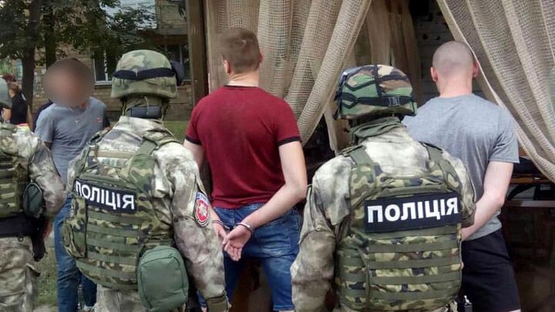 Поліцейські Полтавщини затримали групу осіб за підозрою у вимаганні коштів від громадян