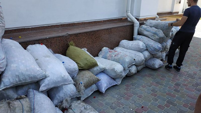 Полтавські волонтери за майже тонну пластикових кришечок виручили 7 тис. грн