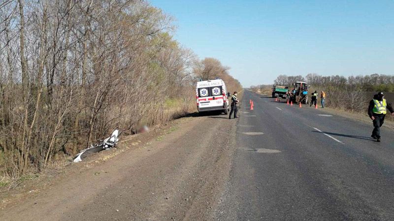 Біля Карлівки мотоцикл зіткнувся з трактором – мотоцикліст загинув