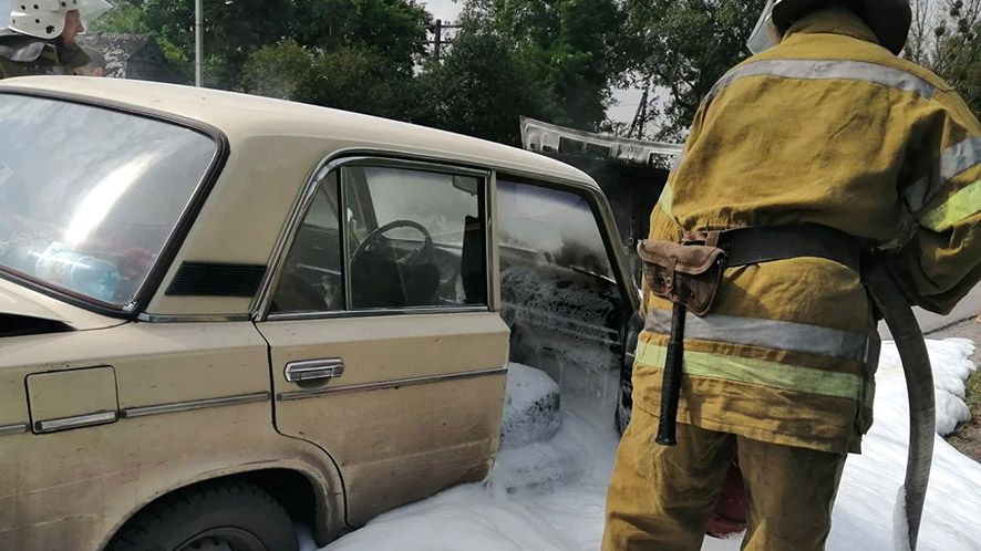 У Чутовому рятувальники ліквідували пожежу в автомобілі