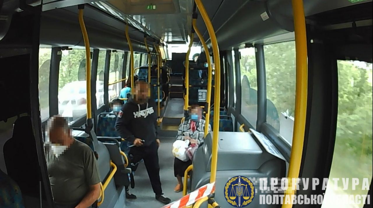 Засуджено жителя Горішніх Плавнів, який розмахував ножем у громадському транспорті, а потім порізав колеса автобуса