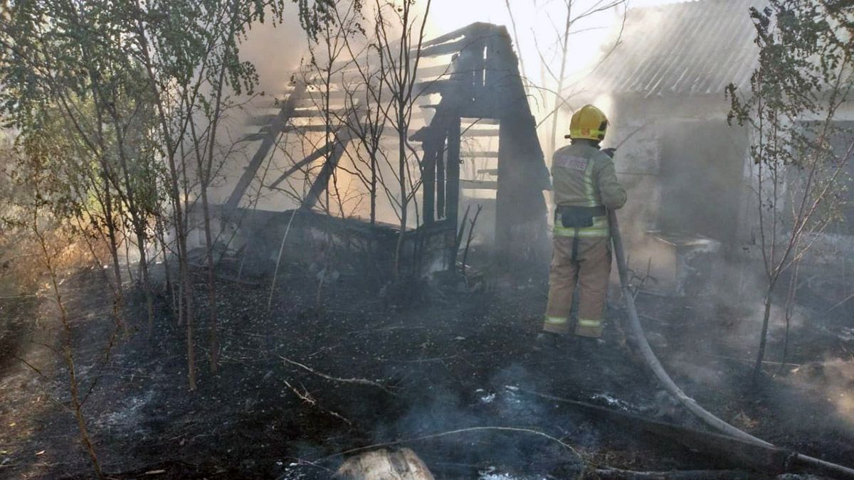 У Царичанському районі згоріли 3 госпбудівлі
