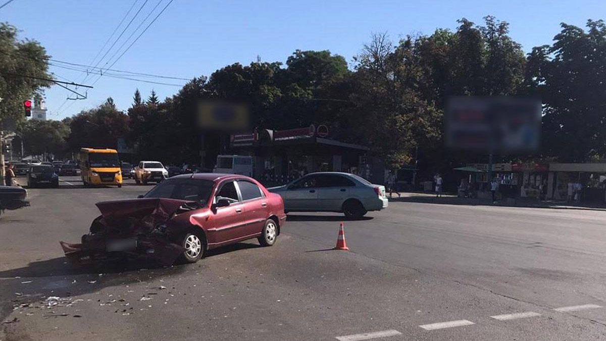 У Полтаві поліція встановлює обставини ДТП, внаслідок якої травмовані обидва водії 