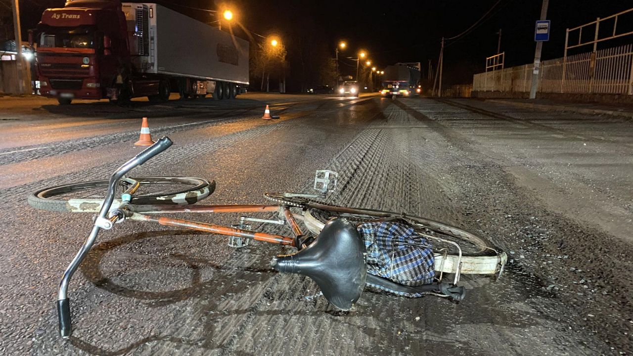 У Кременчуці вантажівка збила велосипедиста