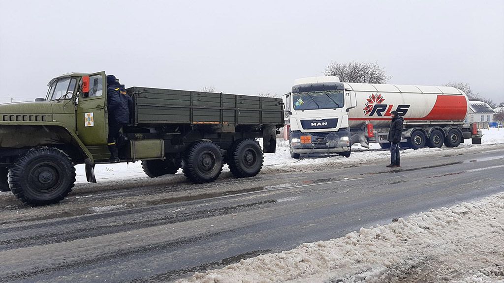 За минулу добу рятувальникам прийшлося витягти зі снігових заметів 24 вантажівки