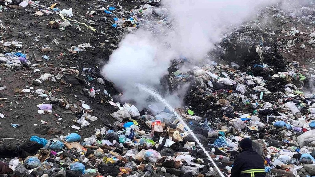 Рятувальники 3 години гасили пожежу на Макухівському сміттєзвалищі