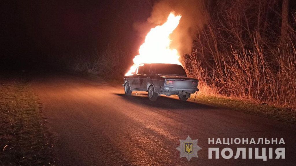 На Полтавщині поліцейські зупинили п’яного водія – той у відповідь намагався спалити свій автомобіль