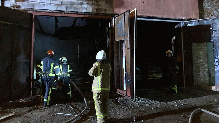 У Полтаві рятувальники ліквідували пожежу в двоповерховому гаражі