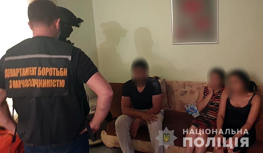 На Полтавщині поліцейські припинили діяльність групи осіб, які займалися виготовленням та збутом наркотичних засобів