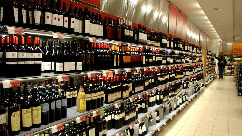 В Україні хочуть заборонити продаж алкоголю та сигарет у супермаркетах
