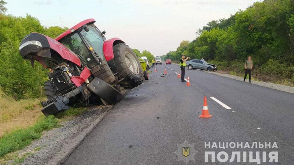 На Полтавщині «Мерседес» зіткнувся із трактором – водій легковика у важкому стані