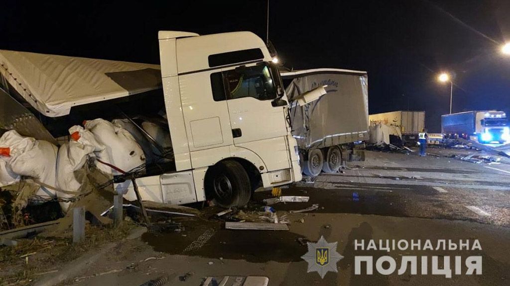 На трасі Київ-Харків зіткнулися дві вантажівки