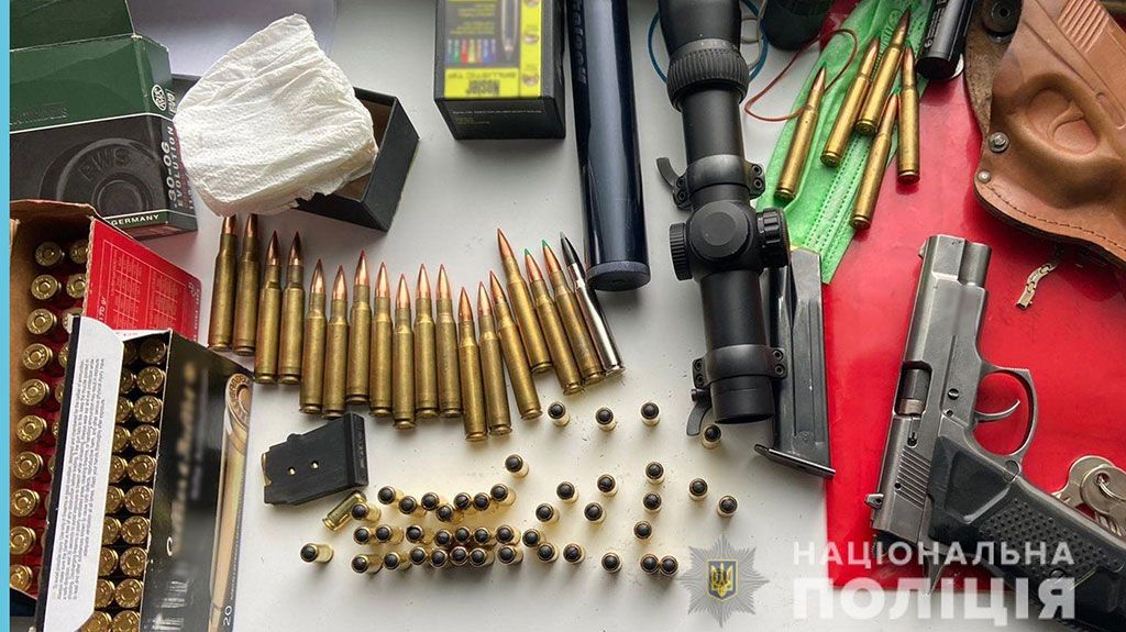 У жителя Зіньківщини поліцейські вилучили зброю і купу боєприпасів