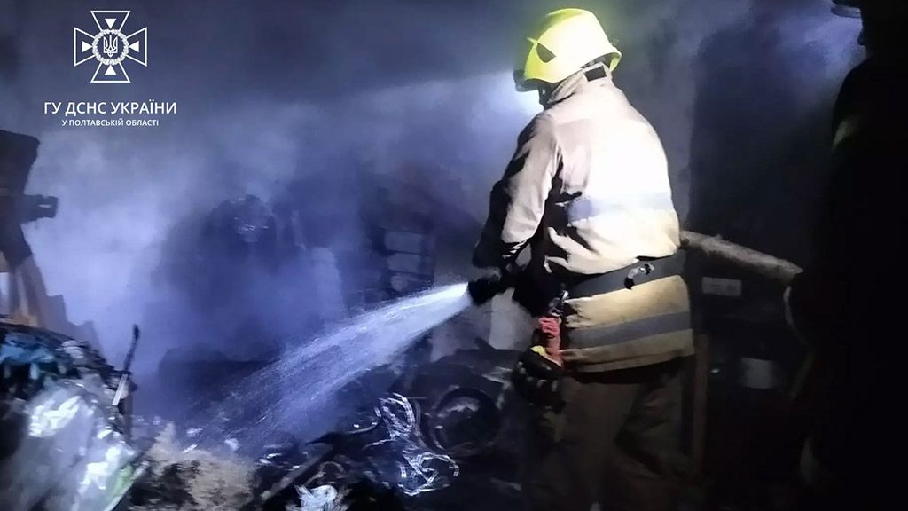 Решетилівські вогнеборці загасили пожежу у гаражі