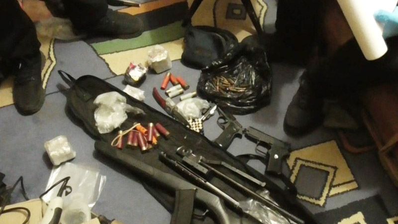 Кримінальному авторитету у Горішніх Плавнях вручили підозру по справі торгівлі зброєю та наркотиками