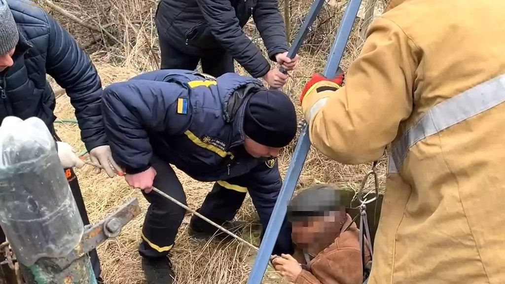 Полтавські рятувальники витягли з колодязя двох людей