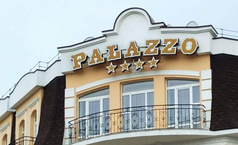 Фасад готелю у Полтаві очистили від російських символів
