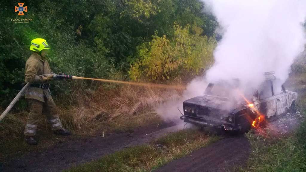 Біля Бреусівки в полі загорівся автомобіль