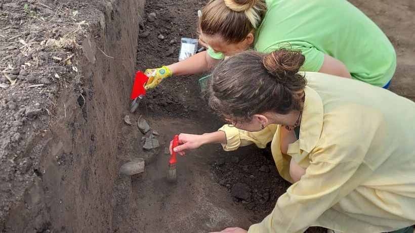 Археологи розкопали два кургани