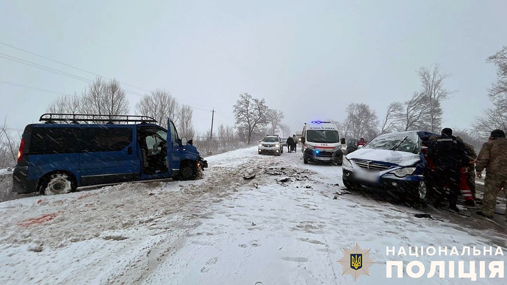 На трасі Полтава-Олександрія зіткнулися легковик та мікроавтобус: чотирьох постраждалих госпіталізовано