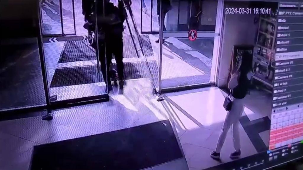 У Полтаві встановлено чоловіка, який самокатом пошкодив двері у торговому центрі