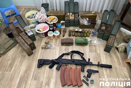 Поліція Полтавщини викрила торговця зброєю та електронними платами для ЗРК