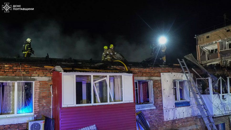 Полтавські рятувальники ліквідували пожежу після ворожого удару по будинку
