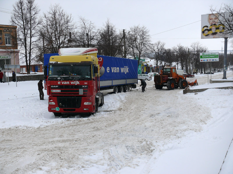 ФОТО - Фура на 9 годин заблокувала рух у Кобеляках