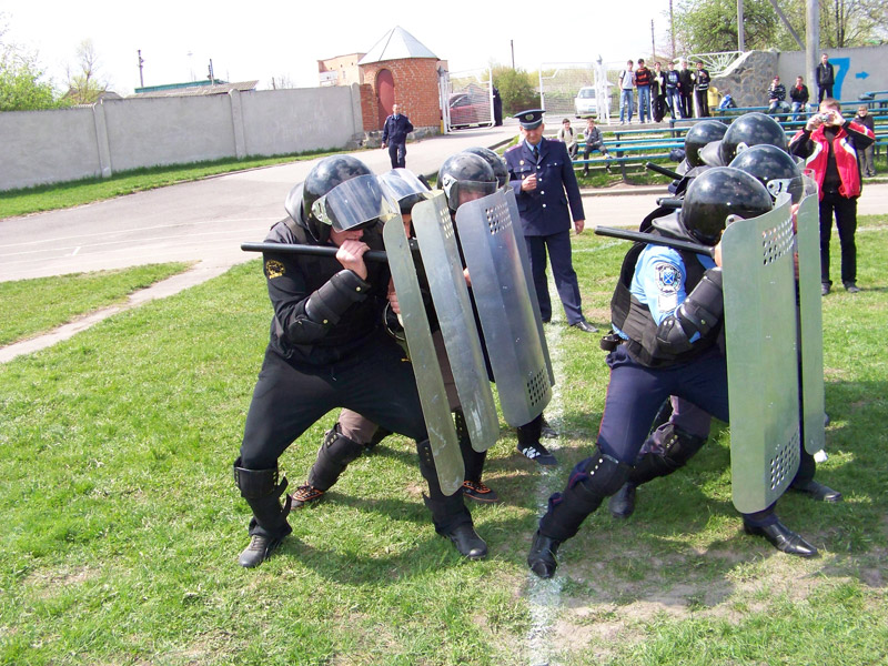 ФОТО - Новосанжарські міліціонери розігнали натовп хуліганів