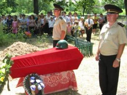 Невідомий солдат знайшов спочинок у братській могилі Харківець