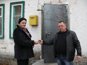Дашківські фермери уставили двері в приміщенні пошти