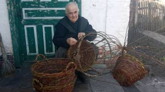 Микола Коврига плете корзини і чекає на «коронавірусну» тисячу