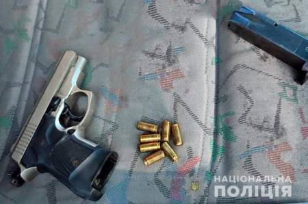 Поліція Полтави затримала чоловіка, який із пістолета стріляв у перехожих