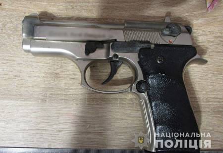 Затримано жителя Полтавщини, який преробив стартовий пістолет на бойовий