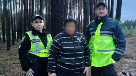 На Полтавщині поліцейські розшукали жінку, яка 4 години блукала лісом