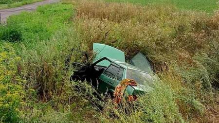 На Полтавщині ВАЗ злетів з дороги у поле - двох людей травмовано
