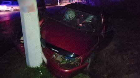 На Полтавщині автомобіль врізався у електроопру – травмовано двоє людей