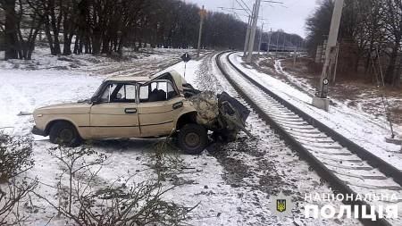 На Полтавщині на переїзді поїзд протаранив автомобіль