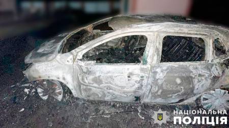 На Полтавщині у подвір’ї згорів автомобіль – поліція підозрює підпал