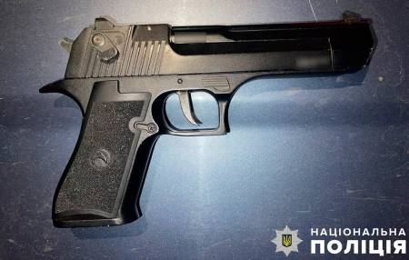 У Полтаві посеред міста чоловік стріляв з пістолета – його затримала поліція