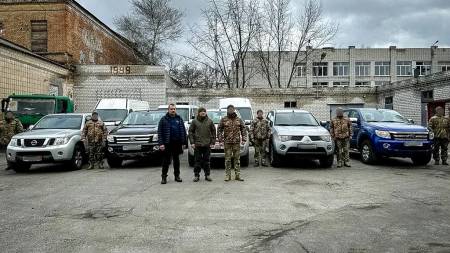 Полтава передала військвим ще 5 пікапів