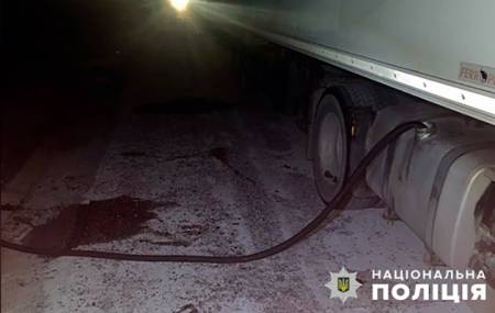 На Полтавщині затримали чоловіка, який зливав пальне із вантажівки поки водій спав