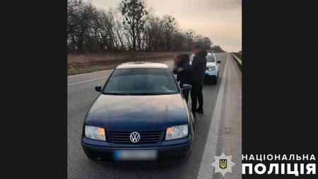 На Миргородщині поліцейські затримали нетверезого чоловіка, який їхав на викраденому автомобілі