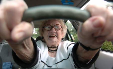 Сторічну пенсіонерку оштрафували за небезпечне водіння