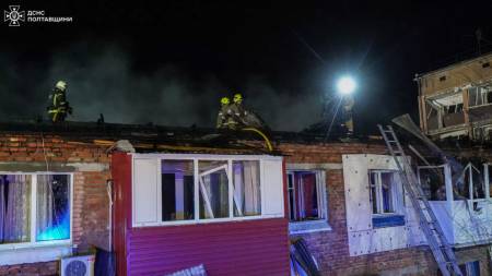 Полтавські рятувальники ліквідували пожежу після ворожого удару по будинку