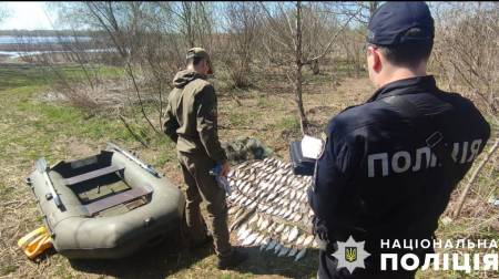 На Полтавщині у період нересту поліція викрила браконьєра на воді, порушників навігації та вилучила 400 метрів браконьєрських сіток