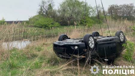 На Полтавщині автомобіль злетів з дороги у водойму – двоє чоловіків загинули