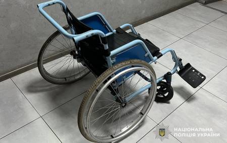 У Кременчуці з лікарні викрали крісло колісне: поліція встановила зловмисника