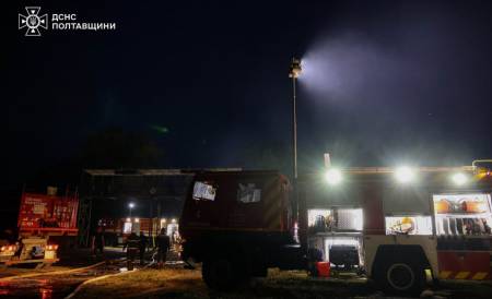 Нічна атака БпЛА на Полтавщину: рятувальники ліквідували пожежу на промисловому підприємстві